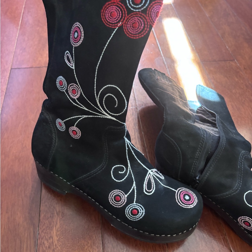 Hanna Andersson Suede Embroidered Black Floral Women's Boots